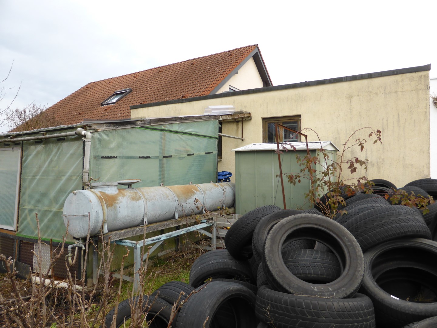 Brunnenweg 32 5 Blick von Sueden Gewaechshaus Garage Reinfenlager