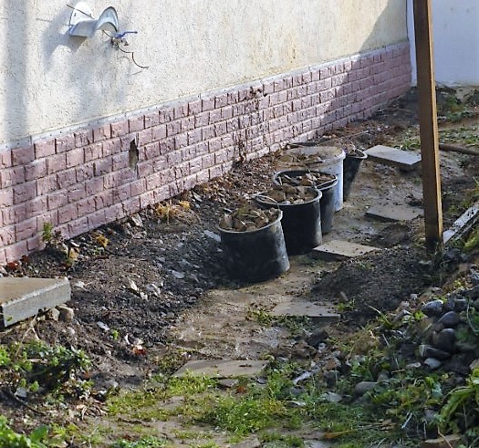 Kalk Saumbeet 9 Erweiterungszone vor Garage Flusskiesel Beton Muell Sanierung PIlzschule Schwaebischer Wald Krieglsteiner Spraitbach