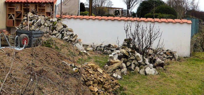 Kalkstein Mauer 13 Insektenhotel Nahrungszone Kompostfeld Huegelbeete Sandsteinmauer Rote Johannisbeere Gartenrasen naherstoffarm Wildkraeuterkurs PIlzexpertin Katharina Krieglsteiner PIlzCoach