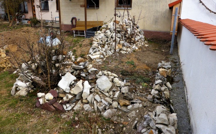 Kalkstein Mauer 14 Grenzmauer Garage Gartenbank Brombeere Rote Johannisbeere Feldahorn Acer campestre Nahrungsfeld bemooste Steinbloecke Schwaebische Alb Krieglsteiner