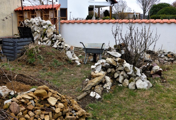 Kalkstein Mauer 15 Sandsteine Schubkarren Kompostierung Insektenhotel Brombeere Rote Johannisbeere Kornelkirsche Nachbargarten Grenzmauer Naehrstoffeintnahme Artenvielfalt Biodiversitaet Lebensraum