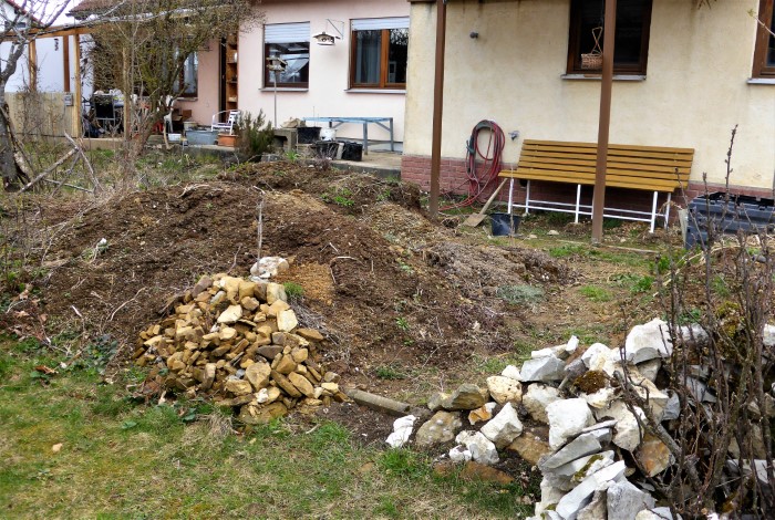 Kalkstein Mauer 16 Sandsteine Gartenbank Kompostfeld Rote Johannisbeere Steinbloecke Moos bemoost Nachbargarten Pilzkurse PilzCoach PSV Ausbildung Krieglsteiner Pilzschule Schwaebischer Wald