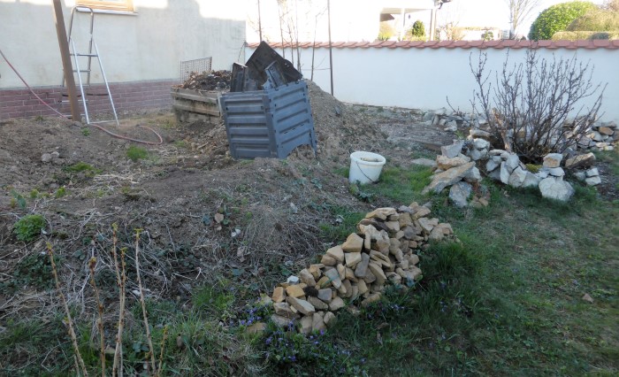 Kalkstein Mauer 3 Nachbargarten Grenzmauer Gastank Komposthaufen Nahrungszone Kalkstein Mauer Morchelbeet Garagenwand Rote Johannisbeere Krieglsteiner Naturgarten Insektenwelt Artenvielfalt