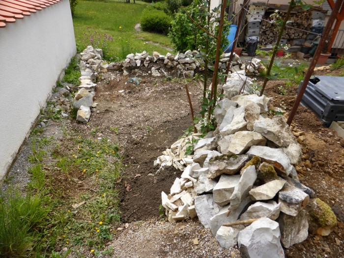 Kalkstein Mauer 4 Grenzmauer Kompostfeld Nahrungszone Schwaebische Alb Sanierung Boden Abtragung Brombeeren Geruest Pflastersteine Flusskiesel Beton Plastik Muell Vorbesitzer Krieglsteiner Pilzkurse