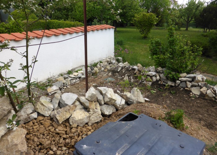 Kalkstein Mauer 8 Grenzmauer Kompostfeld Nahrungszone Sandsteine Brombeere Brennnessel Rote Johannisbeere Nachbargarten SO naehrstoffarmer Rasen ohne Duengung gottseidank Krieglsteiner PIlzschule